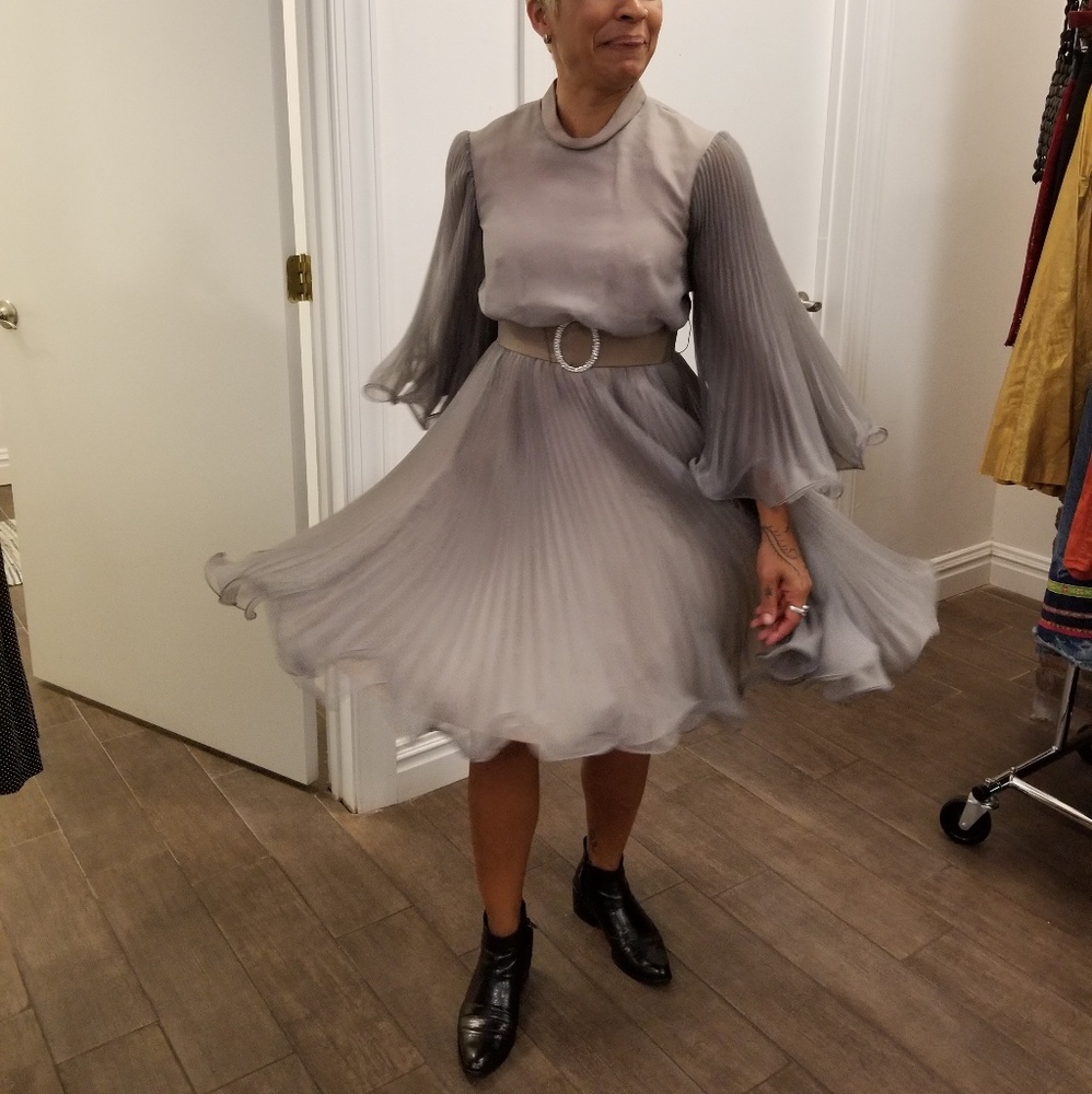 Vinrage pleated grey dress will fit a size 4 to 8